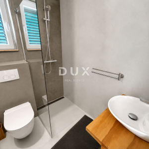 DALMACIJA, VODICE – Privatni mini resort s 4 apartmana i bazenom, 300 m od centra