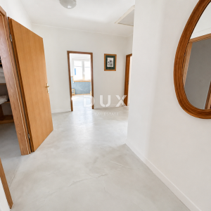 DALMACIJA, VODICE – Privatni mini resort s 4 apartmana i bazenom, 300 m od centra