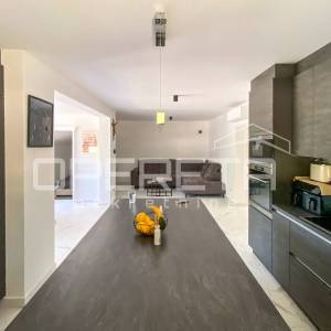Drage – kuća s 3 stana, 500 m od mora i plaže