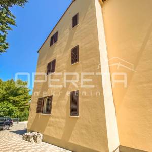 Drage – kuća s 3 stana, 500 m od mora i plaže