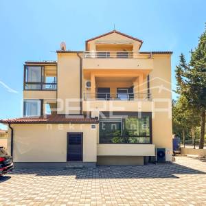 Drage – kuća s 3 stana, 500 m od mora i plaže