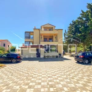 Drage – kuća s 3 stana, 500 m od mora i plaže
