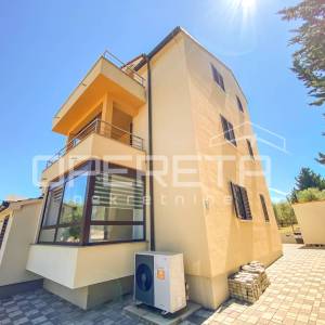 Drage – kuća s 3 stana, 500 m od mora i plaže