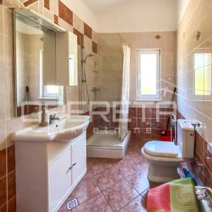 Drage – kuća s 3 stana, 500 m od mora i plaže