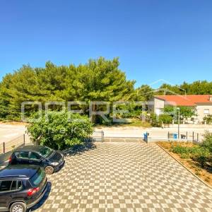 Drage – kuća s 3 stana, 500 m od mora i plaže