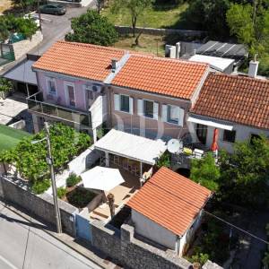 DRAMALJ – Uređena primorska kuća s privatnom okućnicom i četiri parkirna mjesta, nadomak mora