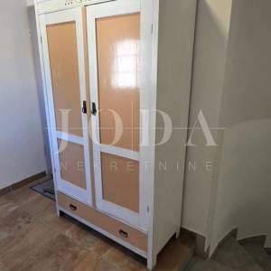 DRAMALJ – Uređena primorska kuća s privatnom okućnicom i četiri parkirna mjesta, nadomak mora