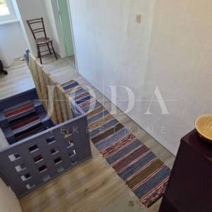 DRAMALJ – Uređena primorska kuća s privatnom okućnicom i četiri parkirna mjesta, nadomak mora