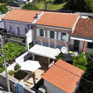 DRAMALJ – Uređena primorska kuća s privatnom okućnicom i četiri parkirna mjesta, nadomak mora