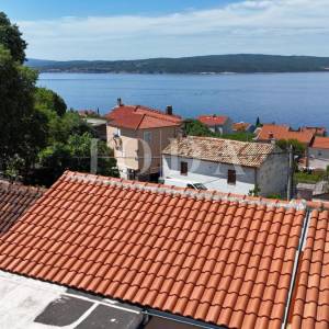 DRAMALJ – Uređena primorska kuća s privatnom okućnicom i četiri parkirna mjesta, nadomak mora