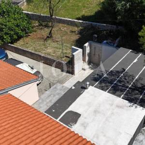 DRAMALJ – Uređena primorska kuća s privatnom okućnicom i četiri parkirna mjesta, nadomak mora