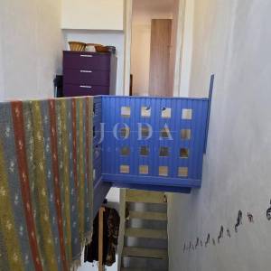 DRAMALJ – Uređena primorska kuća s privatnom okućnicom i četiri parkirna mjesta, nadomak mora