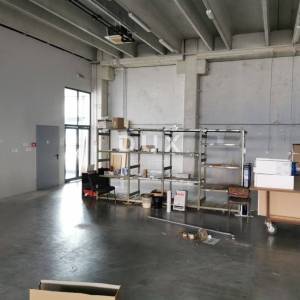 DUGOPOLJE - Reprezentativni poslovno-proizvodni centar 3.559 m² + 2.876 m² manipulativnog prostora, TOP LOKACIJA!