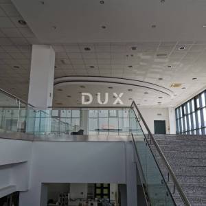 DUGOPOLJE - Reprezentativni poslovno-proizvodni centar 3.559 m² + 2.876 m² manipulativnog prostora, TOP LOKACIJA!