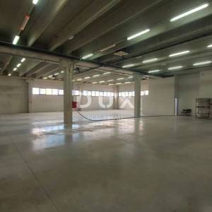 DUGOPOLJE - Reprezentativni poslovno-proizvodni centar 3.559 m² + 2.876 m² manipulativnog prostora, TOP LOKACIJA!