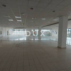 DUGOPOLJE - Reprezentativni poslovno-proizvodni centar 3.559 m² + 2.876 m² manipulativnog prostora, TOP LOKACIJA!