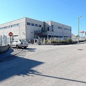 DUGOPOLJE - Reprezentativni poslovno-proizvodni centar 3.559 m² + 2.876 m² manipulativnog prostora, TOP LOKACIJA!