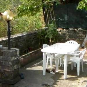 Duplex kuća u blizini Oprtlja, s dvorištem i pogledom na prirodu
