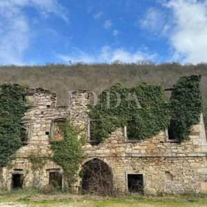Dvije kamene kuće 240m2+58m2 za kompletnu adaptaciju sa zemljištem 5300m2,Buzet okolica