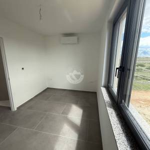 DVOETAŽNI STAN S OTVORENIM POGLEDOM NA MORE, 350 M OD MORA, POVLJANA - PAG