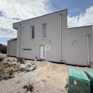 DVOETAŽNI STAN S VRTOM, 200 M OD MORA, PRIVLAKA - ZADAR
