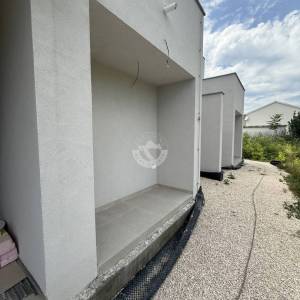 DVOETAŽNI STAN S VRTOM, 200 M OD MORA, PRIVLAKA - ZADAR