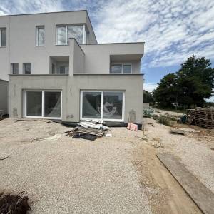 DVOETAŽNI STAN S VRTOM, 200 M OD MORA, PRIVLAKA - ZADAR