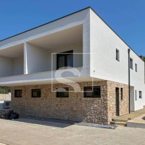 Dvojna duplex vila u okolici Savudrije s 3 spavaće i bazenom