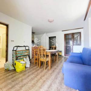 Dvojna kuća s 2 apartmana u Vrsima – 250 m od mora
