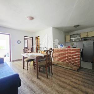Dvojna kuća s 2 apartmana u Vrsima – 250 m od mora