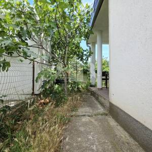 Dvojna kuća s 2 apartmana u Vrsima – 250 m od mora