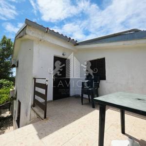 Dvojna kuća s 2 apartmana u Vrsima – 250 m od mora