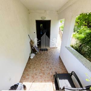 Dvojna kuća s 2 apartmana u Vrsima – 250 m od mora