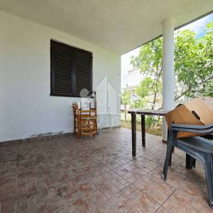 Dvojna kuća s 2 apartmana u Vrsima – 250 m od mora