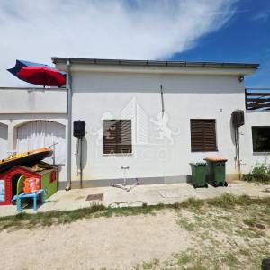 Dvojna kuća s 2 apartmana u Vrsima – 250 m od mora