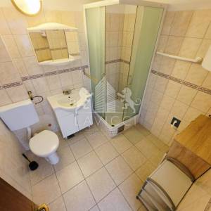 Dvojna kuća s 2 apartmana u Vrsima – 250 m od mora