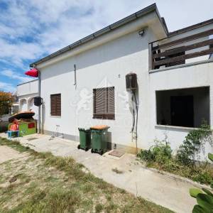 Dvojna kuća s 2 apartmana u Vrsima – 250 m od mora