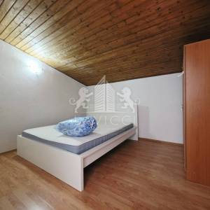 Dvojna kuća s 2 apartmana u Vrsima – 250 m od mora