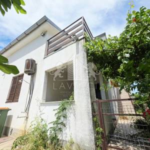 Dvojna kuća s 2 apartmana u Vrsima – 250 m od mora