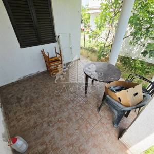 Dvojna kuća s 2 apartmana u Vrsima – 250 m od mora