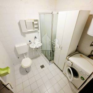 Dvojna kuća s 2 apartmana u Vrsima – 250 m od mora