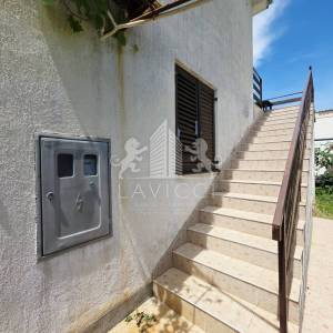 Dvojna kuća s 2 apartmana u Vrsima – 250 m od mora