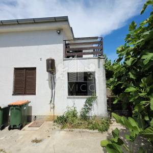 Dvojna kuća s 2 apartmana u Vrsima – 250 m od mora
