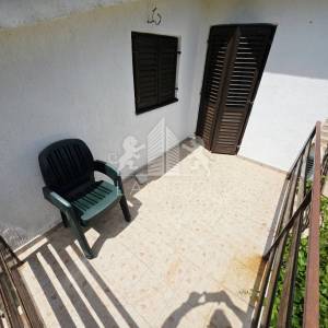 Dvojna kuća s 2 apartmana u Vrsima – 250 m od mora