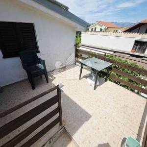 Dvojna kuća s 2 apartmana u Vrsima – 250 m od mora