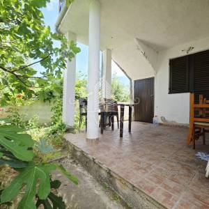 Dvojna kuća s 2 apartmana u Vrsima – 250 m od mora