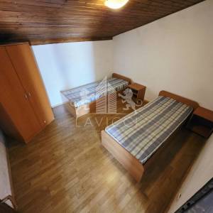 Dvojna kuća s 2 apartmana u Vrsima – 250 m od mora