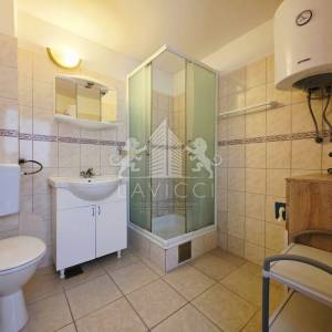 Dvojna kuća s 2 apartmana u Vrsima – 250 m od mora