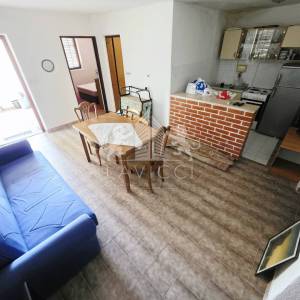 Dvojna kuća s 2 apartmana u Vrsima – 250 m od mora