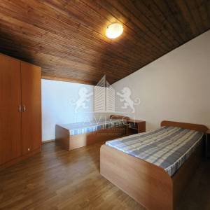 Dvojna kuća s 2 apartmana u Vrsima – 250 m od mora